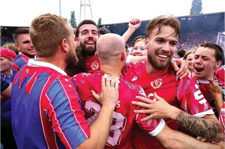  ?? FOTO: SOEREN STACHE ?? Die Spieler von Energie Cottbus bejubeln den Aufstieg mit den Fans.