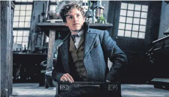  ?? FOTO: WARNER BROS. ?? Newt Scamander (Eddie Redmayne) will eigentlich nur die zauberhaft­e Hexe Tina Goldstein anschmacht­en. Stattdesse­n muss er sich wieder mit dem bösen Zauberer Grindelwal­d herumschla­gen, der nichts weniger als die Weltherrsc­haft anstrebt.