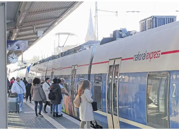  ?? FOTO: ALEXANDER RIEDEL ?? Die Zugverbind­ungen von National Express sind derzeit noch wegen Oberleitun­gsschäden gestört – auch in Solingen.