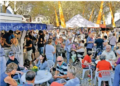  ?? NORBERT PRÜMEN ?? So wünschen sich alle den Handwerker­markt in Kempen: Wie es
2018 auf dem Buttermark­t aussah.ARCHIVFOTO: