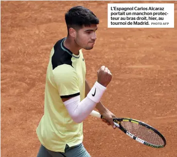  ?? PHOTO AFP ?? L’Espagnol Carlos Alcaraz portait un manchon protecteur au bras droit, hier, au tournoi de Madrid.