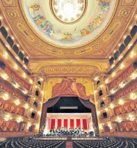  ??  ?? El Teatro Colón, un ámbito que nos destaca en el mundo y que excede el plano cultural