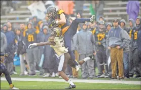  ?? AP PHOTO ?? Toledo wide receiver Cody Thompson, right, catches a 40-yard pass against Western Michigan cornerback Ronald Zamort