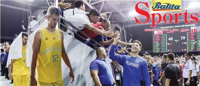  ?? RIO DELUVIO ?? CHARACTER! Habang nanlulumo ang mga players ng Australia pabalik sa dugout, abot-tainga naman ang ngiti ni RR Pogoy ng Gilas Pilipinas matapos mapatalsik sa laro bunsod ng rambulan na nagningas nang gantihan ng Pinoy ang paniniko ng Aussie sa mainit na tagpo sa third period ng laro sa Asian qualifying ng Fiba World Cup nitong Lunes sa Philippine Arena. Natambakan ang Gilas.