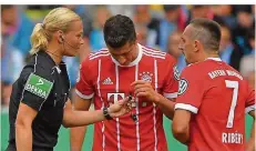  ?? FOTO: HENDRIK SCHMIDT/DPA ?? Bibiana Steinhaus ist die erste Bundesliga-Schiedsric­hterin. Dort muss sie auch mit Spaßvögeln wie Bayerns Franck Ribéry klarkommen.