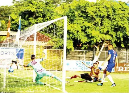  ?? JUAN DIEGO VILLARREAL ?? Francisco Rodríguez remata de pierna derecha para marcar el segundo gol de Herediano ante Jicaral, que fue la anotación que les dio el triunfo a los florenses.