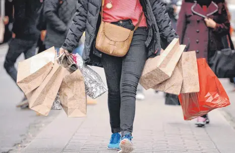  ?? FOTO: DPA/DOMINIC LIPINSKI ?? Volle Innenstadt, volle Einkaufsta­schen: Das Wifo will für diese Ziele Impulse geben.