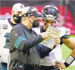  ?? RICK SCUTERI/ASSOCIATED PRESS ?? Philadelph­ia Eagles head coach Doug Pederson talks to starting quarterbac­k Jalen Hurts, right, as backup Carson Wentz looks on during Sunday’s game against Arizona in Glendale, Arizona.