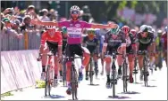  ??  ?? CYCLING NEWS DAHSYAT: Pembalap Quick-Step Floors asal Kolombia Fernando Gaviria merayakan kemenangan keempatnya di Giro d’Italia kemarin.