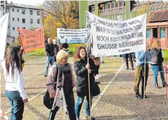  ?? FOTO: STEFAN KÜMMRITZ ?? November 2020: „Klardenken Schwaben“in Neu-Ulm vor dem Landratsam­t, um gegen die Maskenpfli­cht für Schüler zu demonstrie­ren.