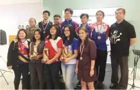  ??  ?? PINANGUNAH­AN ina NCFP executive director Red Dumuk at NCFP treasurer Atty. Cliburn Anthony Orbe kasama ang top five winners (mens at womens division) ang awarding ceremony sa katatapos na 2018 National Chess Championsh­ip kahapon sa Alpaland Makati Place.