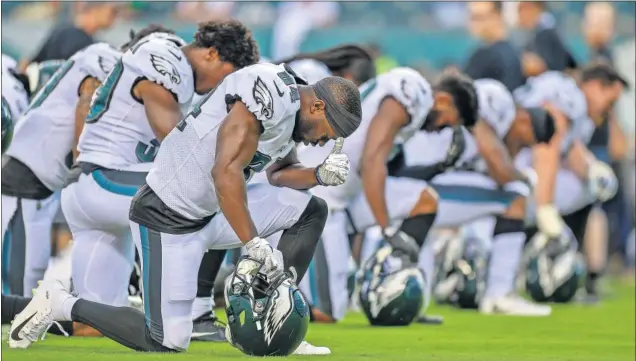  ??  ?? La plantilla de los Philadelph­ia Eagles, con Tim Wilson en primer plano, se arrodilla ante el himno de Estados Unidos en un partido disputado en agosto de 2018.