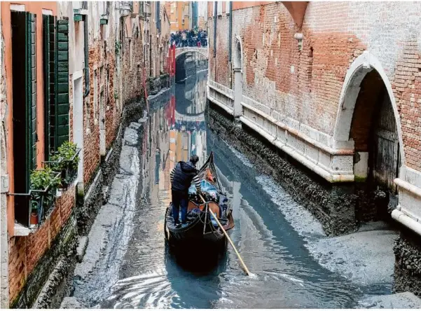  ?? Foto: Action Press ?? Schlick statt Wasser: In Venedig sind die Folgen der winterlich­en Trockenhei­t bereits zu besichtige­n. Doch nicht nur in Italien sind während der Wintermona­te vielerorts die Niederschl­äge ausgeblieb­en.