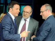  ??  ?? Trattative Matteo Renzi con il presidente Ugo Rossi e il presidente della Commission­e dei dodici Lorenzo Dellai