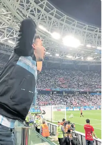  ??  ?? LA IMAGEN BIEN PODRÍA SER DE LA BOMBONERA O DEL MONUMENTAL: UN HINCHA PUTEANDO AL TÉCNICO.