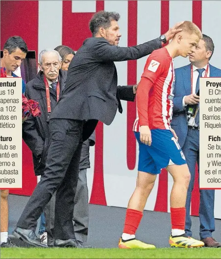  ?? ?? Arthur Vermeeren recibe la caricia de Simeone antes de entrar al partido contra Osasuna.