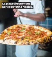  ?? ?? La pizza directemen­t sortie du four à Naples.