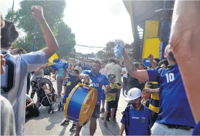  ??  ?? A poco de conocerse la noticia, los vecinos se fueron congregand­o frente al estadio.