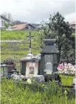  ?? FOTO: DIRK AMBROSCH ?? Heute erinnern gegenüber der Unglücksst­elle ein Kreuz, Kerzen, ein Foto und Blumen an die Katastroph­e in Rettenbach.