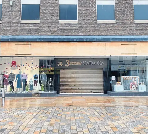  ?? ?? SIGNS DOWN: The store in Kirkcaldy’s High Street, in which businesses were running concession­s, did not reopen.