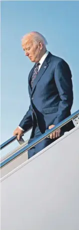  ?? EVAN VUCCI (AP/ LAPRESSE) ?? Joe Biden desciende del Air Force One, el 9 de marzo.