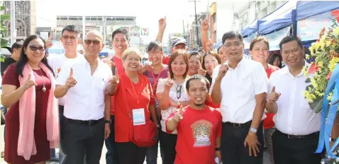  ??  ?? TRADE FAIR, DISKWENTO CARAVAN. Mayor Edwin ‘EdSa’Santiago, Vice-Mayor Jimmy Lazatin, Pyestang Fernandino 2018 Chairperso­n Robbie Hizon, Department of Trade and Industry Pampanga Provincial Director Elenita Ordonio, OIC-City Investment Promotions Office...