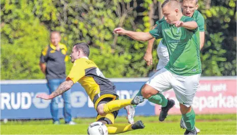  ?? FOTO: PETER SCHLIPF ?? Unsanft gestoppt: Unterkoche­n (grünes Trikot) beschert Waldhausen eine Derbyniede­rlage.