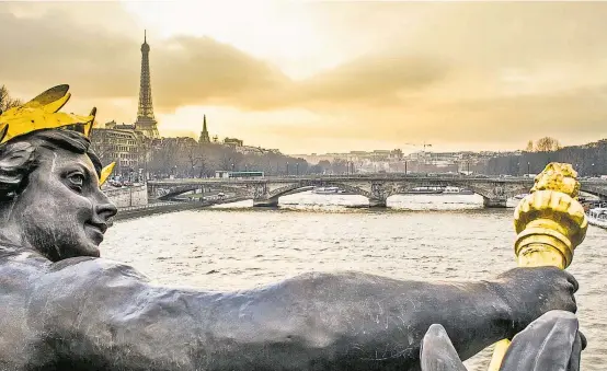  ??  ?? Bei dieser Aussicht ist es nicht verwunderl­ich, dass Paris eine bei Touristen begehrte und von Touristike­rn heißumkämp­fte Stadt ist.