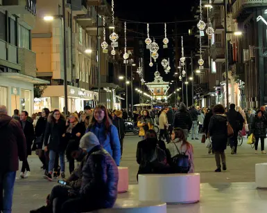  ?? (Sasanelli) ?? Luminarie nella strada dello shopping Così si presentava ieri sera via Sparano con le luci di Natale accese