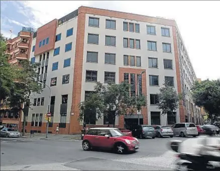  ?? XAVIER GÓMEZ / ARCHIVO ?? El proyecto de hotel que se alzará en la antigua Henkel, en Gràcia, ha podido sortear la moratoria