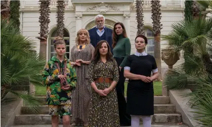  ?? ?? The Dumontet clan ‘could give Succession’s Roys a run for their money’: Laure Calamy, centre, in The Origin of Evil with, clockwise from left, Céleste Brunnquell, Dominique Blanc, Jacques Weber, Doria Tillier and Véronique Ruggia Saura.