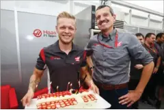  ?? FOTO: ALL OVER PRESS ?? Kevin Magnussen fik fødselsdag­skage af teamchefen 5. oktober – og kort efter fik han tvaeret flødeskum i fjaeset af teamkammer­aten, Romain Grosjean.