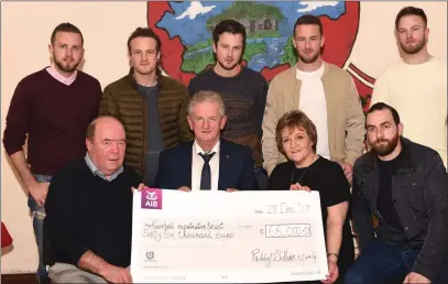  ?? Photo by Michelle Cooper Galvin ?? Paddy O’Sullivan (second from left) presenting the cheque for €66,000 to Colin and Eithne Bell for the Kevinbell Repatriati­on Trust with (right) Daniel O’Leary (back from left) Killian, Enda, Stephen, Patrick and Darragh O’Sullivan in Kilcummin.