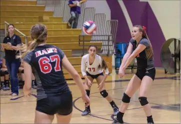  ?? Eddy Martinez/The Signal (See additional photos on signalscv.com) ?? Hart High School’s Zoe DiNardo sets the ball in a game against Valencia. Hart swept Valencia in its season opener at Valencia on Thursday.