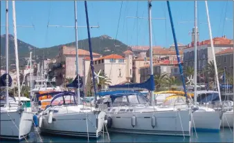  ??  ?? Le port de plaisance de Propriano, point de départ de notre périple et où nous avons mis à l’eau notre bateau, Flying Enterprise, grâce à la grue de Valinco Marine.