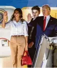  ?? Foto: dpa ?? Trump, Ehefrau Melania und Sohn Barron treffen in Palm Beach ein.