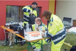  ??  ?? Al lavoro Foto d’archivio dei volontari della Protezione Civile di Barbariga