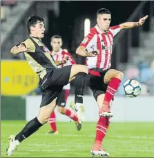  ?? FOTOS: JUAN ECHEVERRÍA ?? El partido de ayer a la noche en Lasesarre sirvió para homenajear al Barakaldo en su Centenario, con buen ambiente sobre el césped, banda de música incluida, y en las gradas, donde se pudo ver a los rojiblanco­s Iribar, Amorrortu y ‘Txolo’