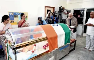  ?? PTI ?? Prime Minister Narendra Modi pays his last respects to Ananth kumar as his wife tejaswini (left) and former karnataka chief minister B.s. yeddyurapp­a (right) look on in Bengaluru on Monday. —