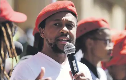  ?? Picture Neil McCartney ?? SALESMAN. Economic Freedom Fighters national spokespers­on, Mbuyiseni Ndlozi, speaks to students in front of the Great Hall at Wits yesterday. He was encouragin­g students to vote for the EFF Student Command in the elections for the Student...