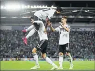  ?? FOTO: GETTY IMAGES ?? Gnabry celebra a hombros de Havertz