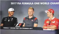  ?? FOTO: AFP ?? Ob es Kevin Magnussen als menschlich­en Puffer zwischen Lewis Hamilton (li.) und Sebastian Vettel wirklich gebraucht hätte?