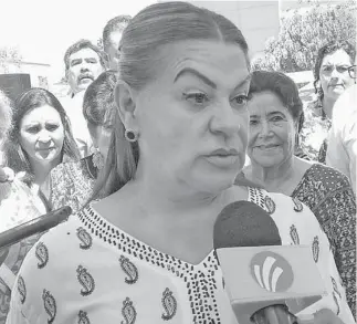  ??  ?? GÓMEZ PALACIO, Dgo. (OEM).- Leticia Herrera Ale aportará material y equipo necesario para realizar mejoras al estadio.