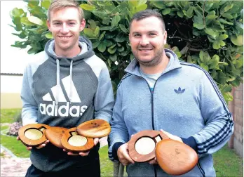  ?? PICTURE: KURT ENGEL ?? Paralympic gold medal winners Charl du Toit and Reinhardt Hamman show off their gold medals.