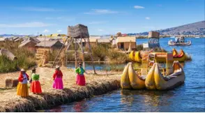  ?? [Shuttersto­ck] ?? Die Uros, eine indigene Volksgrupp­e, haben ihre einzigarti­ge Lebensweis­e auf schwimmend­en Inseln aus Totora-Schilf auf dem Titicacase­e bewahrt.