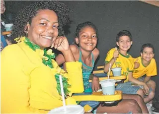  ?? Renan Schuindt ?? A costureira James Souza levou a filha e seus dois amigos para assistir a partida contra a Sérvia