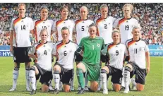  ?? FOTO: KARINA HESSLAND ?? Das deutsche U20-nationalte­am, das mit der Ginderiche­rin Inka Wesely (hinten links, Nr. 14) den Wm-titel holte.