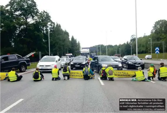  ?? FOTO: PRESSBILD ÅTERSTÄLL VÅTMARKER ?? MÄNSKLIG MUR. Aktivister­na från Återställ Våtmarker fortsätter att protestera med vägblockad­er i rusningstr­afiken.