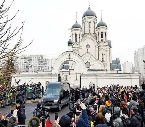  ?? ?? Momento em que a procissão fúnebre das exéquias de Alexei Navalny partia da igreja para o cemetério em Moscovo