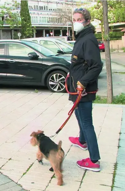  ?? EUROPA PRESS ?? La Intanta Elena, paseando a su perro por el madrileño barrio del Niño Jesús, donde vive